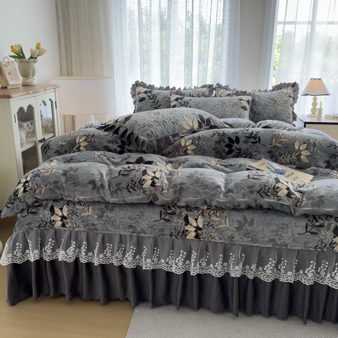 91家纺网 家纺一手货源 找家纺 绒耀 2025新款直播爆款双层蕾丝花边牛奶绒印花床盖四件套床盖单件三件套 赛琳娜