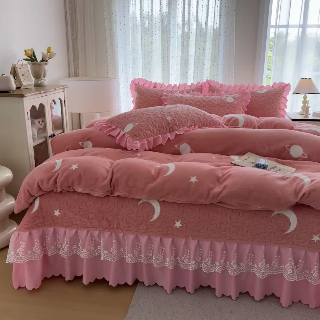 91家纺网 家纺一手货源 找家纺 绒耀 2025新款直播爆款双层蕾丝花边牛奶绒印花床盖四件套床盖单件三件套 晚安星辰