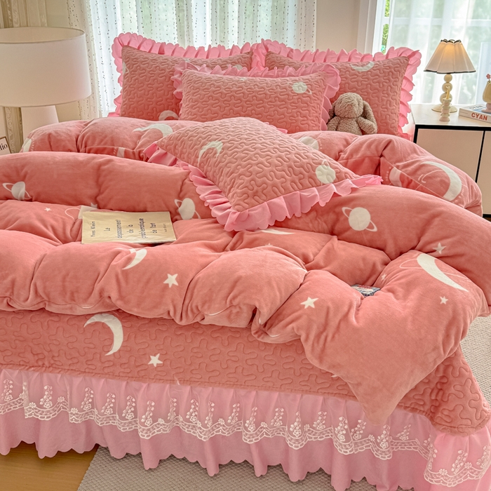 91家纺网 家纺一手货源 找家纺 绒耀 2025新款直播爆款双层蕾丝花边牛奶绒印花床盖四件套床盖单件三件套 晚安星辰