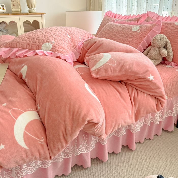 91家纺网 家纺一手货源 找家纺 绒耀 2025新款直播爆款双层蕾丝花边牛奶绒印花床盖四件套床盖单件三件套 晚安星辰