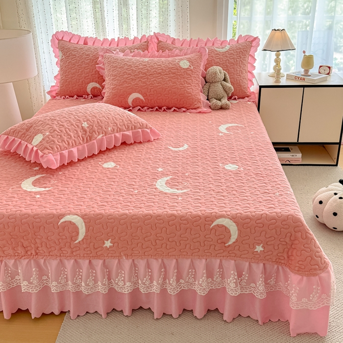 91家纺网 家纺一手货源 找家纺 绒耀 2025新款直播爆款双层蕾丝花边牛奶绒印花床盖四件套床盖单件三件套 晚安星辰