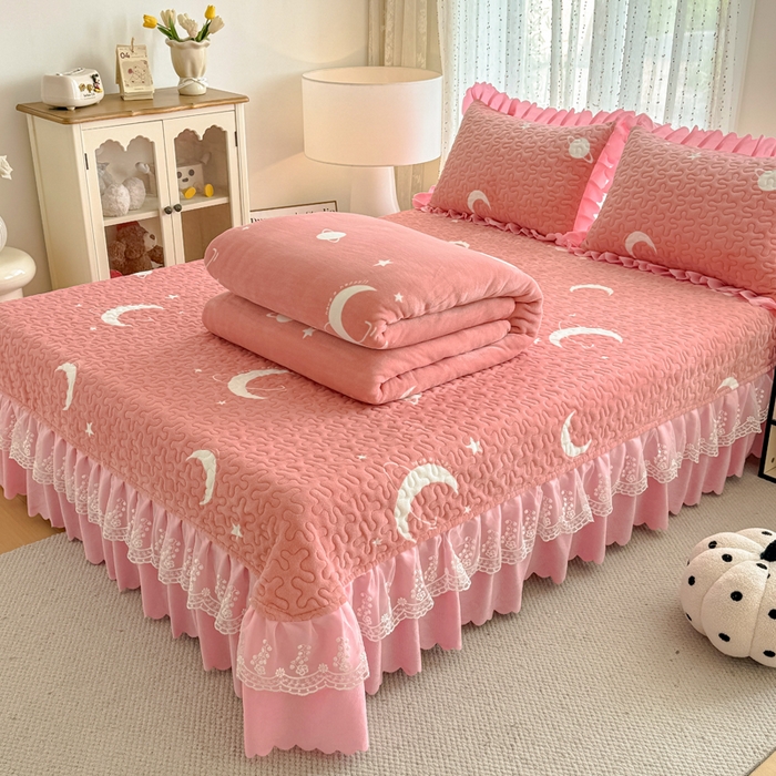 91家纺网 家纺一手货源 找家纺 绒耀 2025新款直播爆款双层蕾丝花边牛奶绒印花床盖四件套床盖单件三件套 晚安星辰