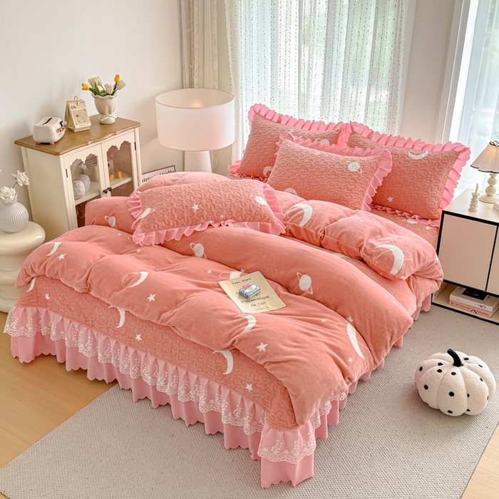 91家纺网 家纺一手货源 找家纺 绒耀 2025新款直播爆款双层蕾丝花边牛奶绒印花床盖四件套床盖单件三件套 晚安星辰