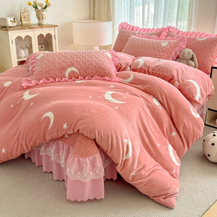 91家纺网 家纺一手货源 找家纺 绒耀 2025新款直播爆款双层蕾丝花边牛奶绒印花床盖四件套床盖单件三件套 晚安星辰