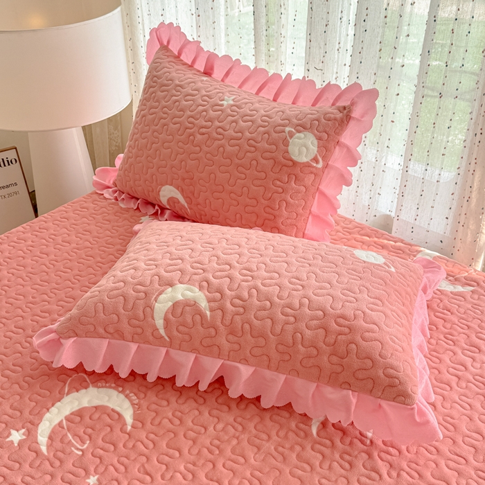 91家纺网 家纺一手货源 找家纺 绒耀 2025新款直播爆款双层蕾丝花边牛奶绒印花床盖四件套床盖单件三件套 晚安星辰