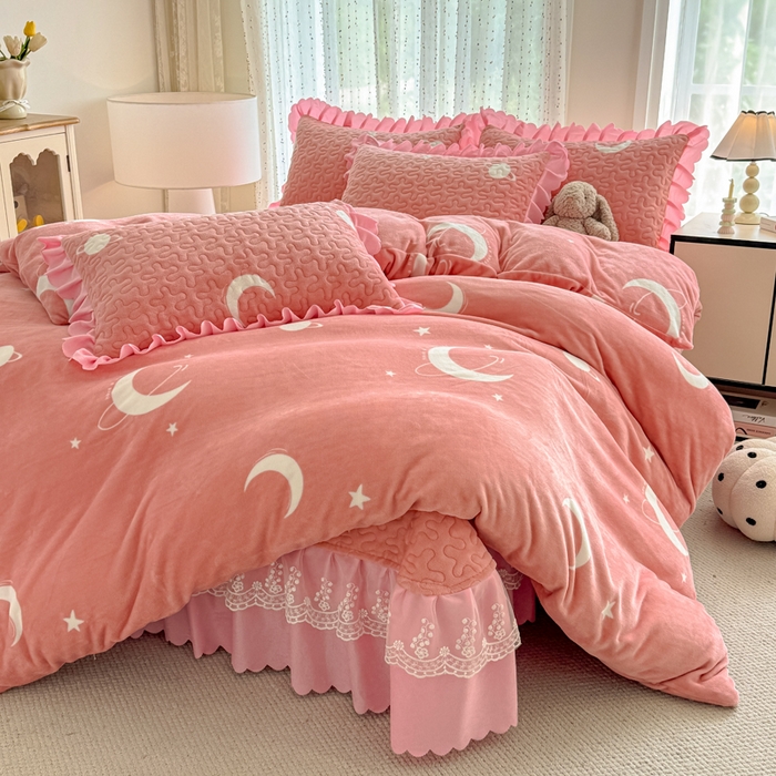 91家纺网 家纺一手货源 找家纺 绒耀 2025新款直播爆款双层蕾丝花边牛奶绒印花床盖四件套床盖单件三件套 晚安星辰