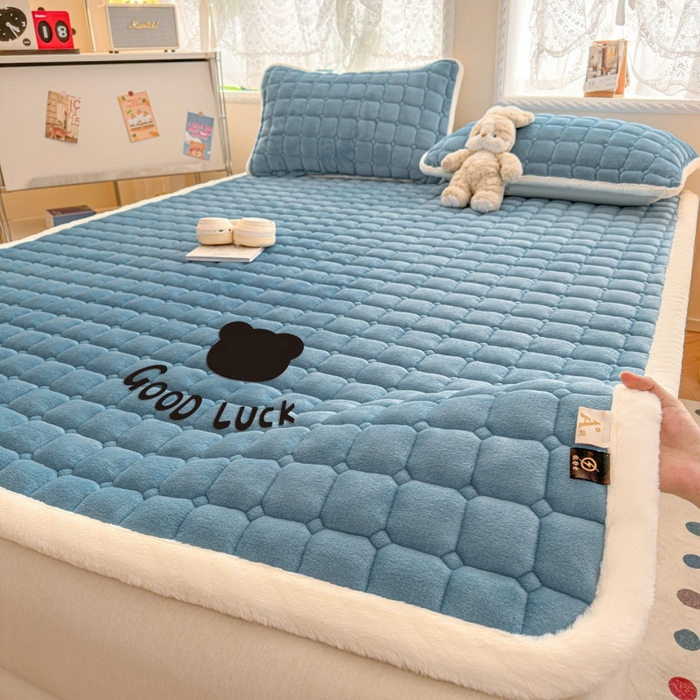 91家纺网 家纺一手货源 找家纺 爱屋及屋 2025新款牛奶绒纯色床护垫-好运熊大床系列 海蓝