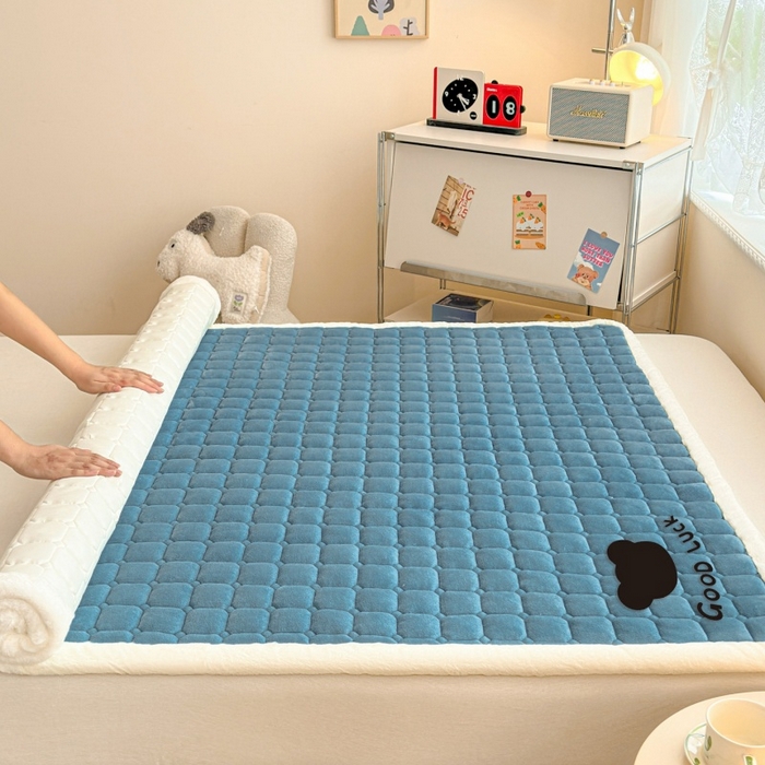 91家纺网 家纺一手货源 找家纺 爱屋及屋 2025新款牛奶绒纯色床护垫-好运熊大床系列 海蓝