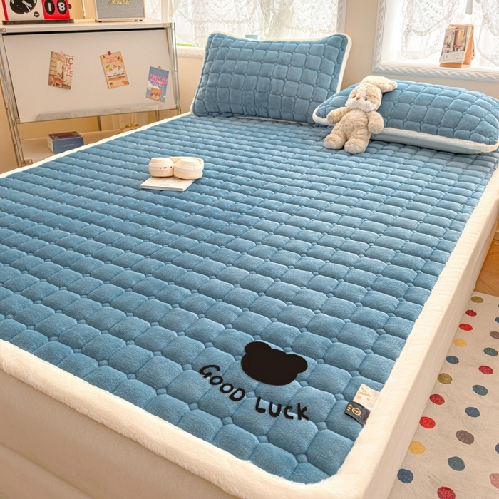 91家纺网 家纺一手货源 找家纺 爱屋及屋 2025新款牛奶绒纯色床护垫-好运熊大床系列 海蓝