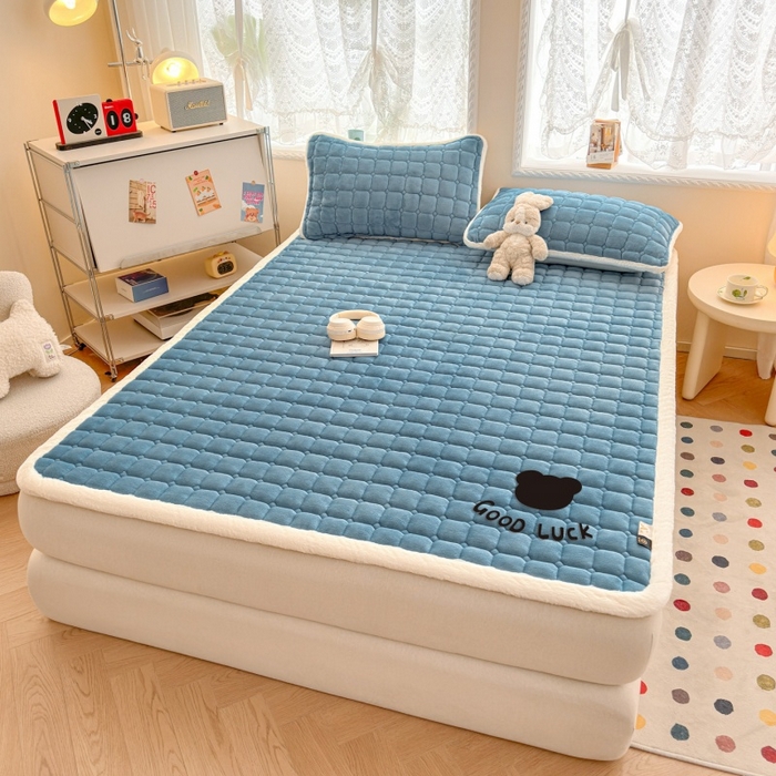 91家纺网 家纺一手货源 找家纺 爱屋及屋 2025新款牛奶绒纯色床护垫-好运熊大床系列 海蓝