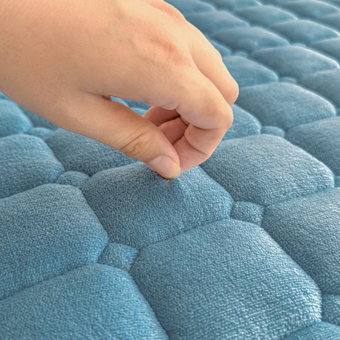 91家纺网 家纺一手货源 找家纺 爱屋及屋 2025新款牛奶绒纯色床护垫-好运熊大床系列 海蓝