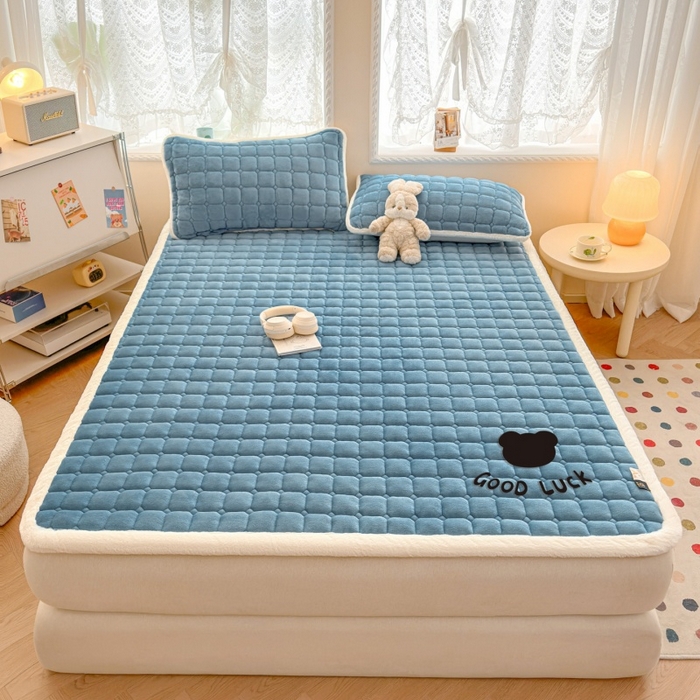 91家纺网 家纺一手货源 找家纺 爱屋及屋 2025新款牛奶绒纯色床护垫-好运熊大床系列 海蓝