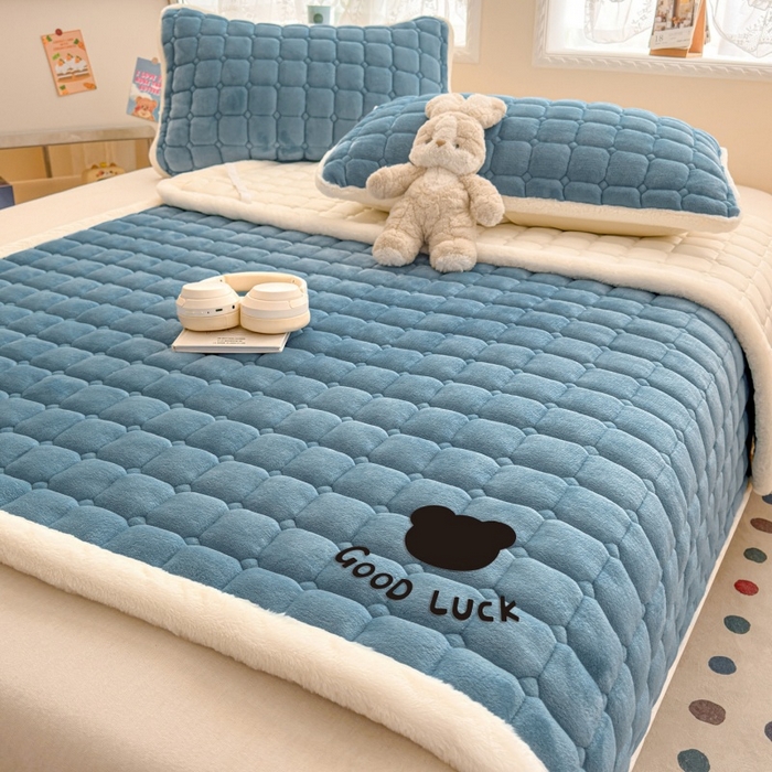 91家纺网 家纺一手货源 找家纺 爱屋及屋 2025新款牛奶绒纯色床护垫-好运熊大床系列 海蓝