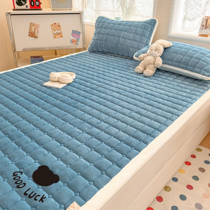 91家纺网 家纺一手货源 找家纺 爱屋及屋 2025新款牛奶绒纯色床护垫-好运熊大床系列 海蓝