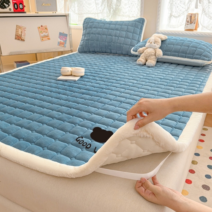 91家纺网 家纺一手货源 找家纺 爱屋及屋 2025新款牛奶绒纯色床护垫-好运熊大床系列 海蓝