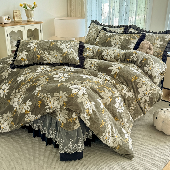 91家纺网 家纺一手货源 找家纺 绒耀 2025新款直播爆款双层蕾丝花边牛奶绒印花床盖四件套床盖单件三件套 温婉佳人