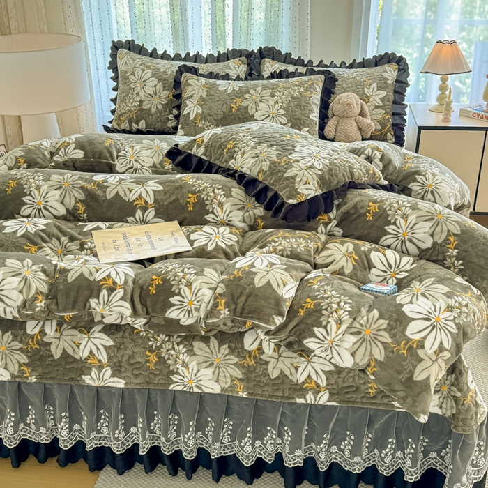 91家纺网 家纺一手货源 找家纺 绒耀 2025新款直播爆款双层蕾丝花边牛奶绒印花床盖四件套床盖单件三件套 温婉佳人