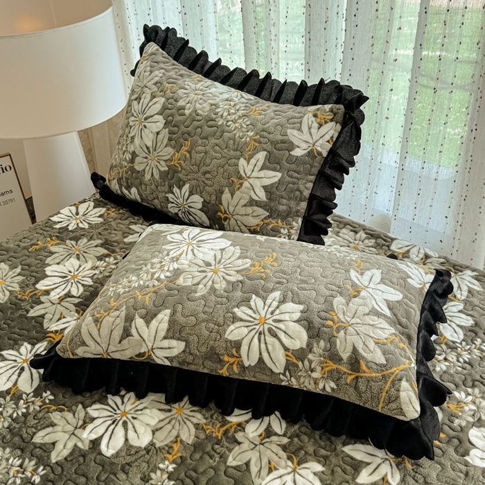 91家纺网 家纺一手货源 找家纺 绒耀 2025新款直播爆款双层蕾丝花边牛奶绒印花床盖四件套床盖单件三件套 温婉佳人