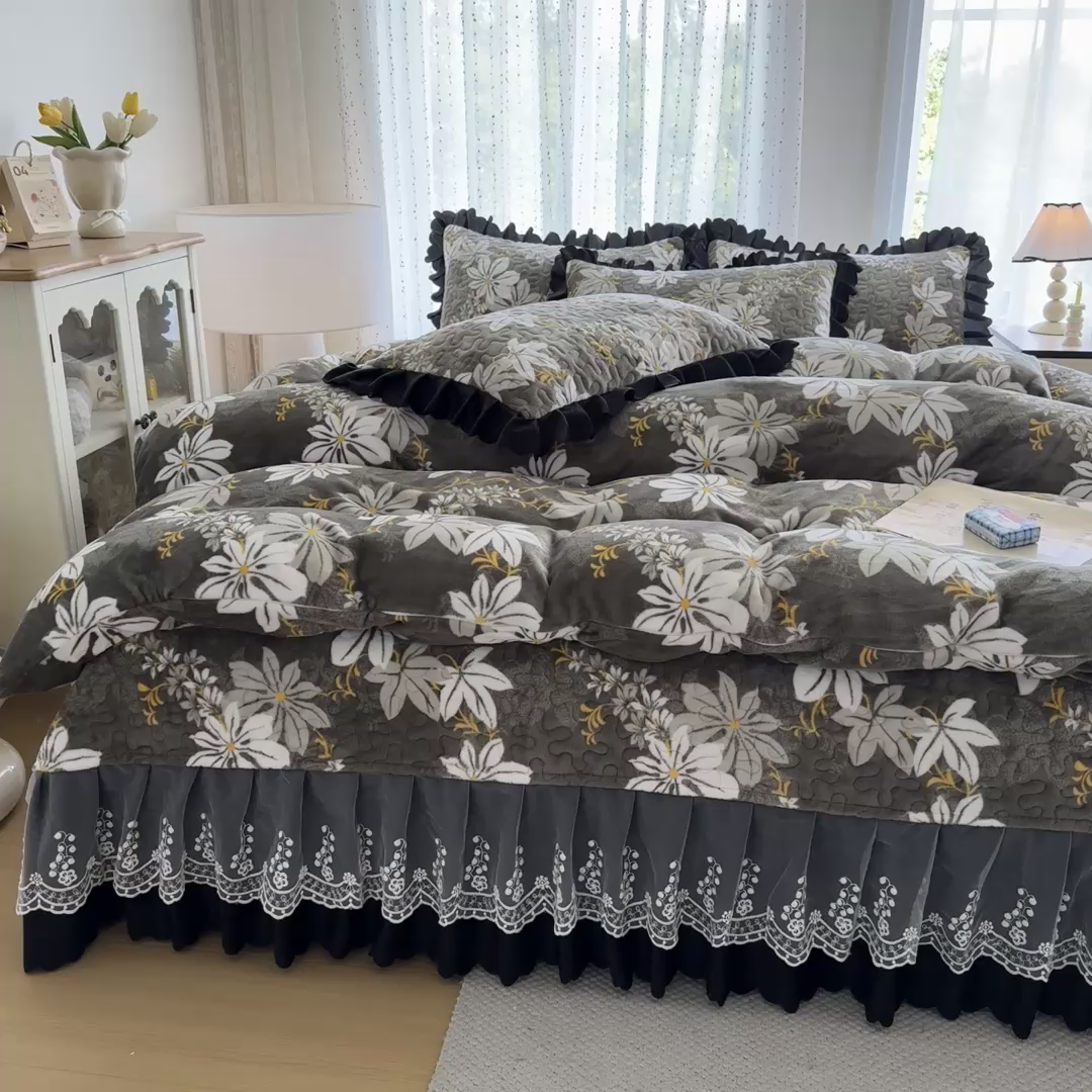 91家纺网 家纺一手货源 找家纺 绒耀 2025新款直播爆款双层蕾丝花边牛奶绒印花床盖四件套床盖单件三件套 温婉佳人