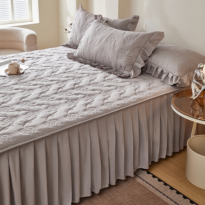 91家纺网 家纺一手货源 找家纺 瑞兴纺 2025新款水洗磨毛夹棉床裙三件套系列-繁花 繁花-高级灰