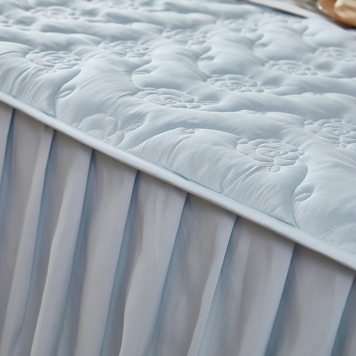 91家纺网 家纺一手货源 找家纺 瑞兴纺 2025新款水洗磨毛夹棉床裙三件套系列-繁花 繁花-海洋蓝