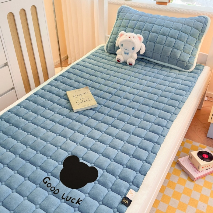 91家纺网 家纺一手货源 找家纺 爱屋及屋 2025新款牛奶绒纯色床护垫-好运熊系列 海蓝