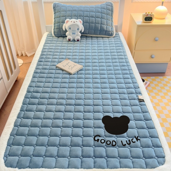 91家纺网 家纺一手货源 找家纺 爱屋及屋 2025新款牛奶绒纯色床护垫-好运熊系列 海蓝