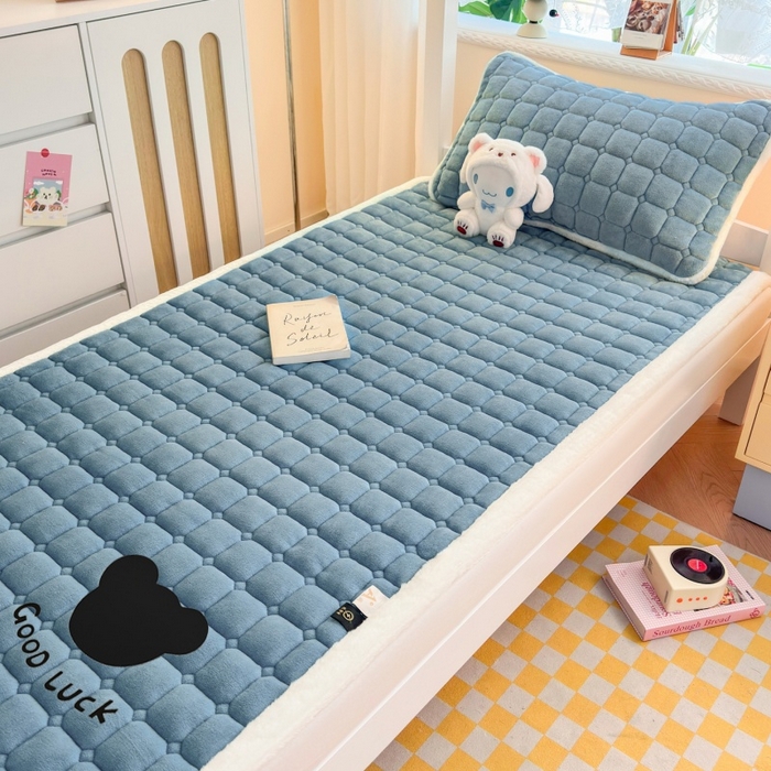 91家纺网 家纺一手货源 找家纺 爱屋及屋 2025新款牛奶绒纯色床护垫-好运熊系列 海蓝