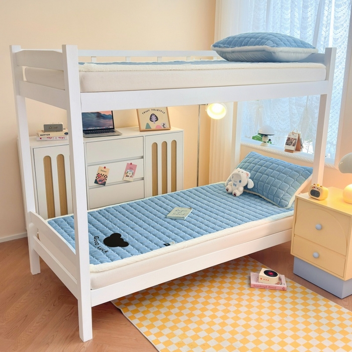 91家纺网 家纺一手货源 找家纺 爱屋及屋 2025新款牛奶绒纯色床护垫-好运熊系列 海蓝