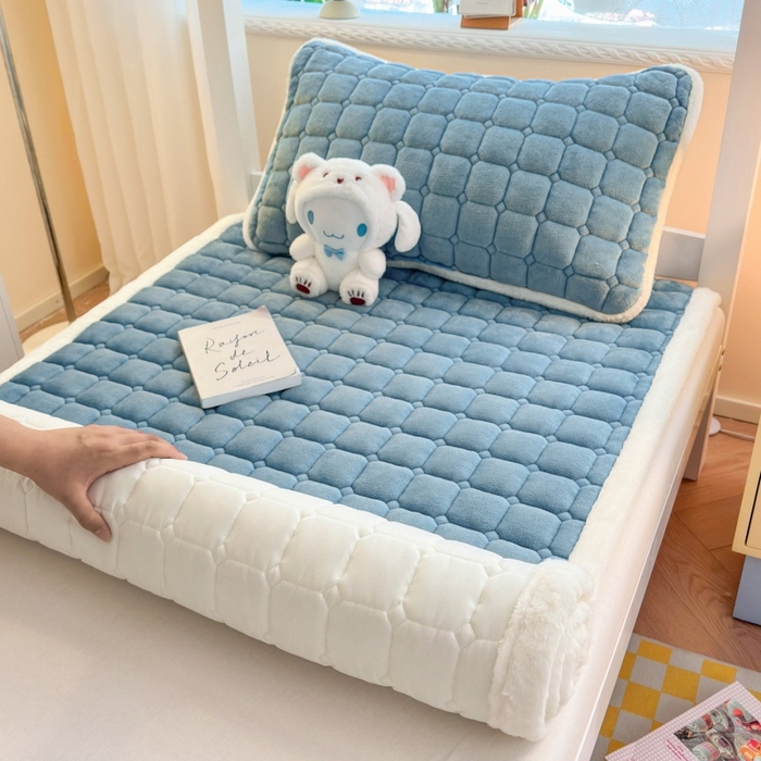 91家纺网 家纺一手货源 找家纺 爱屋及屋 2025新款牛奶绒纯色床护垫-好运熊系列 海蓝