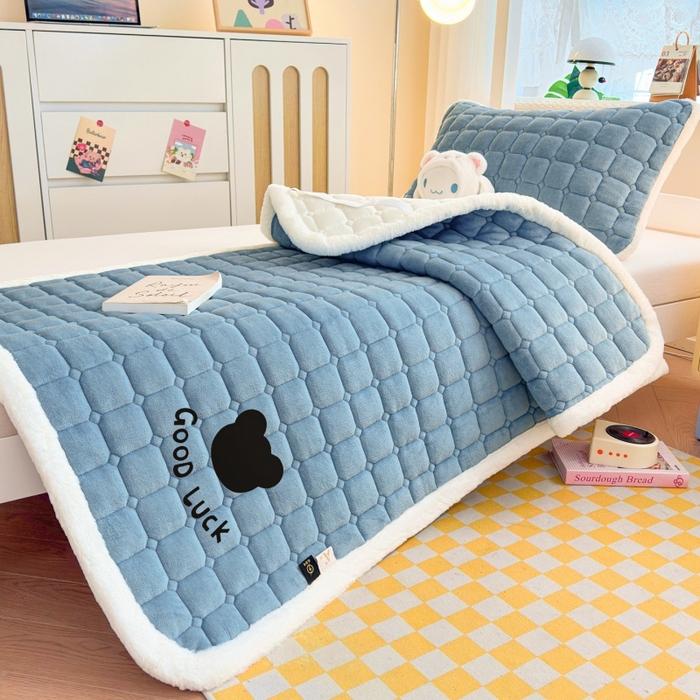 91家纺网 家纺一手货源 找家纺 爱屋及屋 2025新款牛奶绒纯色床护垫-好运熊系列 海蓝