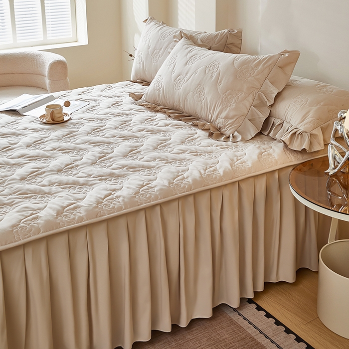 91家纺网 家纺一手货源 找家纺 瑞兴纺 2025新款水洗磨毛夹棉床裙三件套系列-繁花 繁花-卡其色