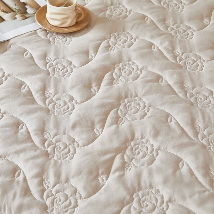 91家纺网 家纺一手货源 找家纺 瑞兴纺 2025新款水洗磨毛夹棉床裙三件套系列-繁花 繁花-卡其色