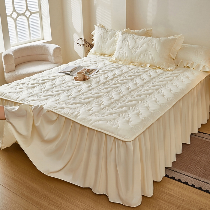 91家纺网 家纺一手货源 找家纺 瑞兴纺 2025新款水洗磨毛夹棉床裙三件套系列-繁花 繁花-米白