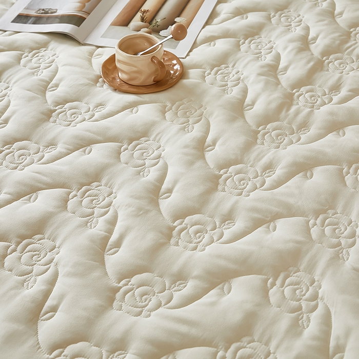 91家纺网 家纺一手货源 找家纺 瑞兴纺 2025新款水洗磨毛夹棉床裙三件套系列-繁花 繁花-米白