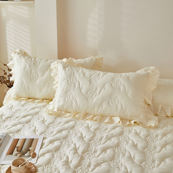 91家纺网 家纺一手货源 找家纺 瑞兴纺 2025新款水洗磨毛夹棉床裙三件套系列-繁花 繁花-米白