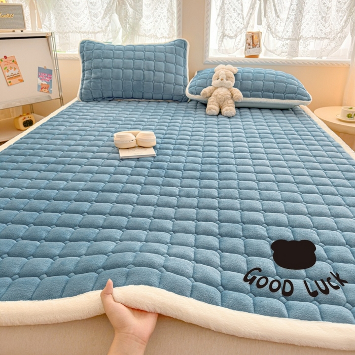 91家纺网 家纺一手货源 找家纺 爱屋及屋 2025新款牛奶绒纯色床护垫-好运熊大床系列 海蓝