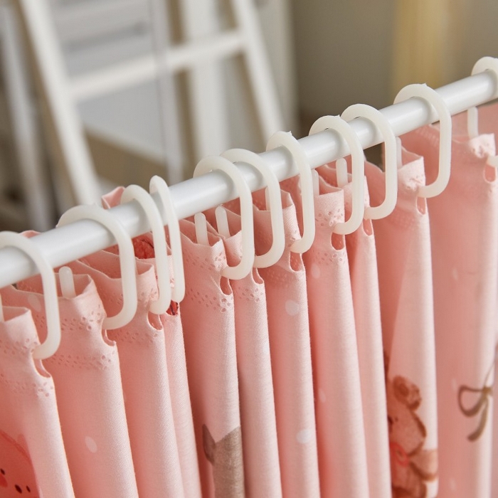 91家纺网 家纺一手货源 找家纺 锦逸家居 2025新款卡通抱抱熊强遮光床帘款学生蚊帐 幸运熊和狗-粉