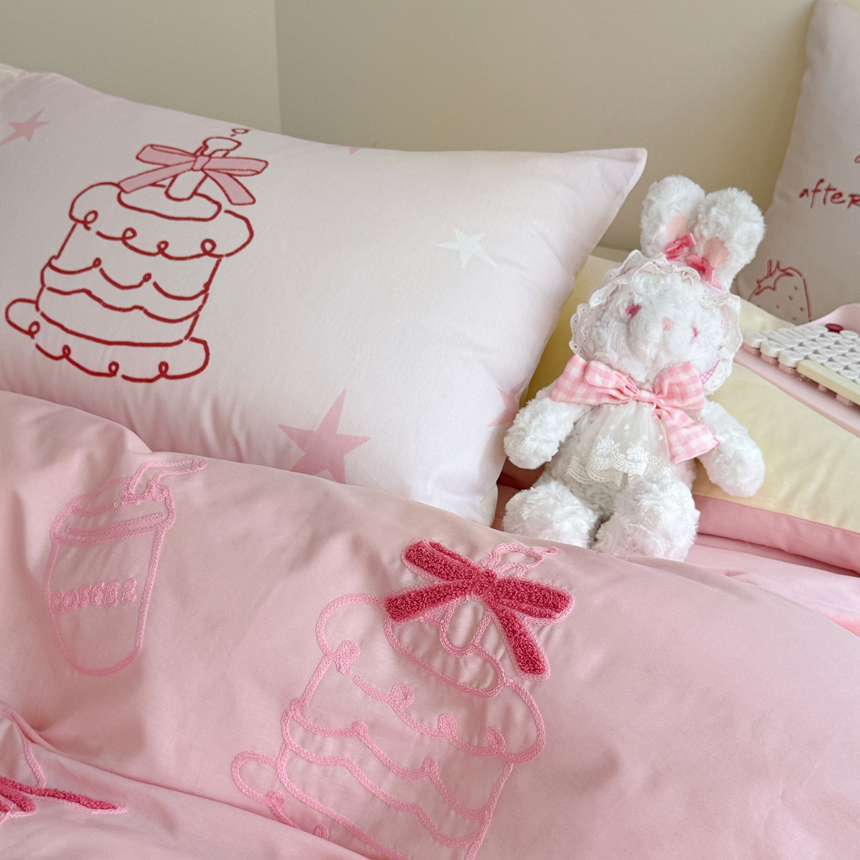 91家纺网 家纺一手货源 找家纺 美乐迪家纺 2025新款全棉毛巾绣绣花四件套 草莓甜点屋