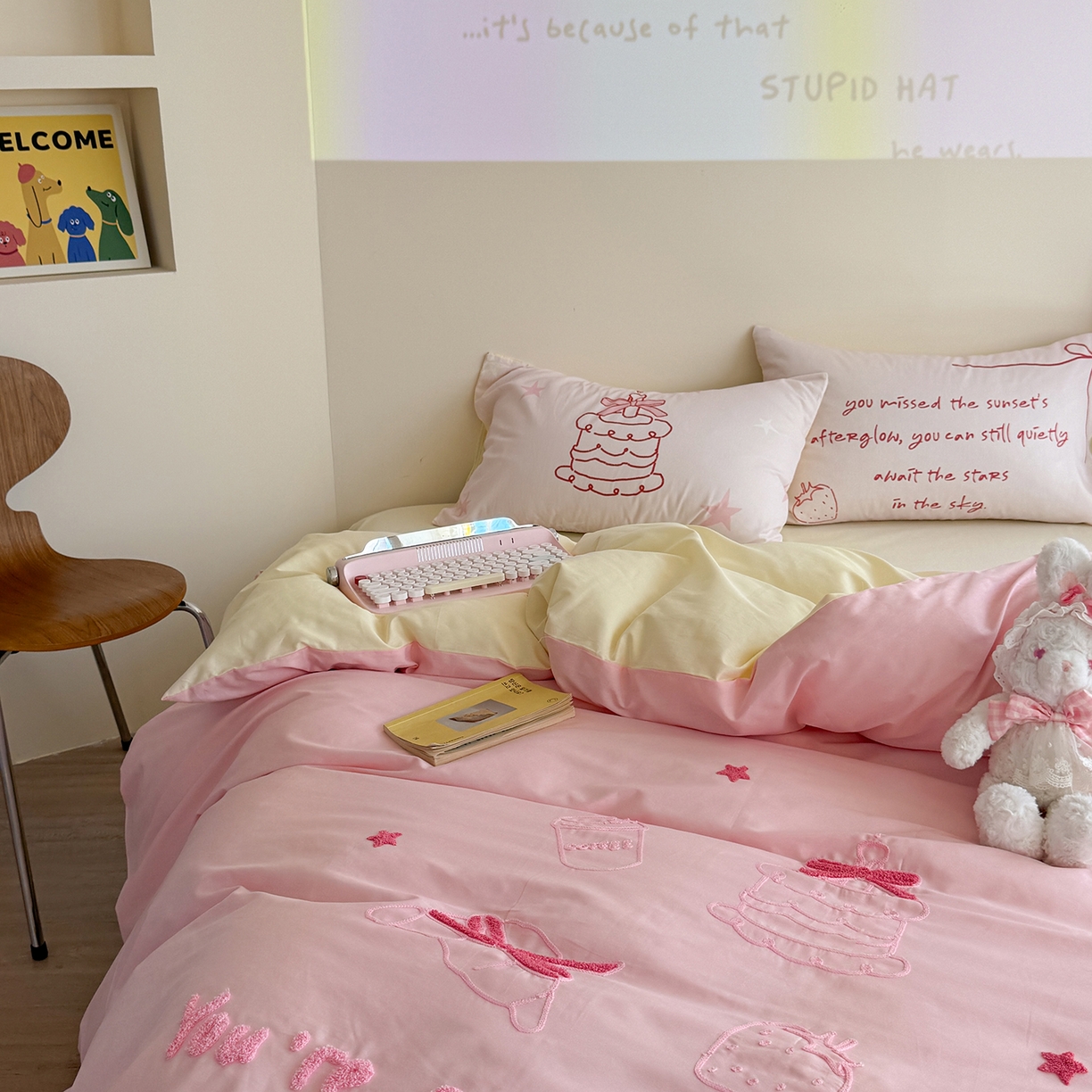 91家纺网 家纺一手货源 找家纺 美乐迪家纺 2025新款全棉毛巾绣绣花四件套 草莓甜点屋