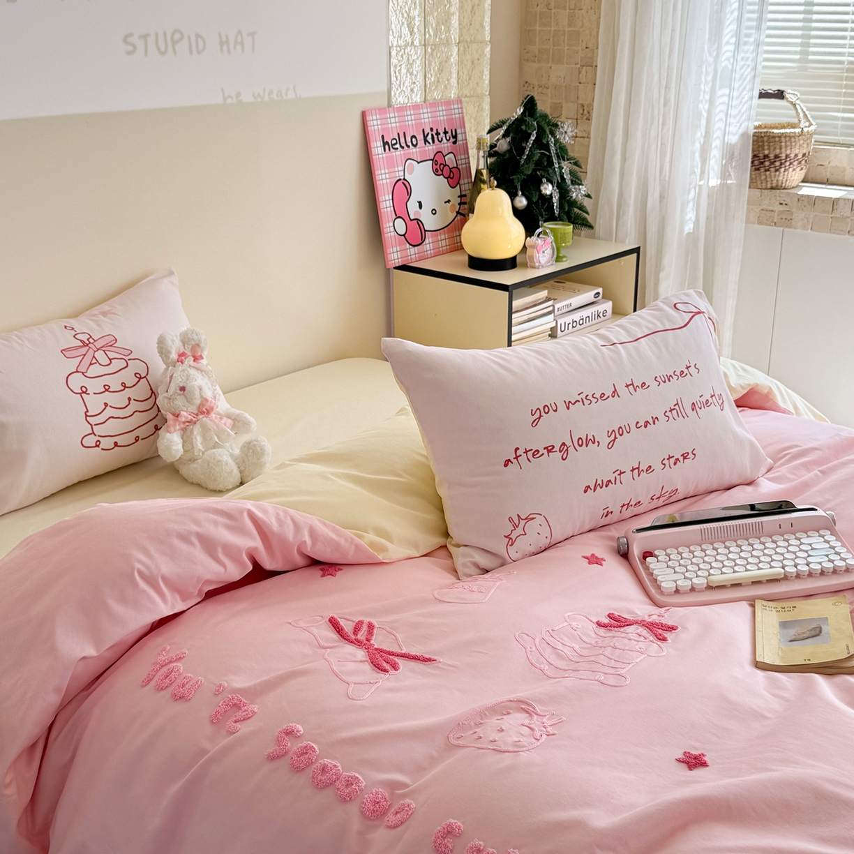 91家纺网 家纺一手货源 找家纺 美乐迪家纺 2025新款全棉毛巾绣绣花四件套 草莓甜点屋