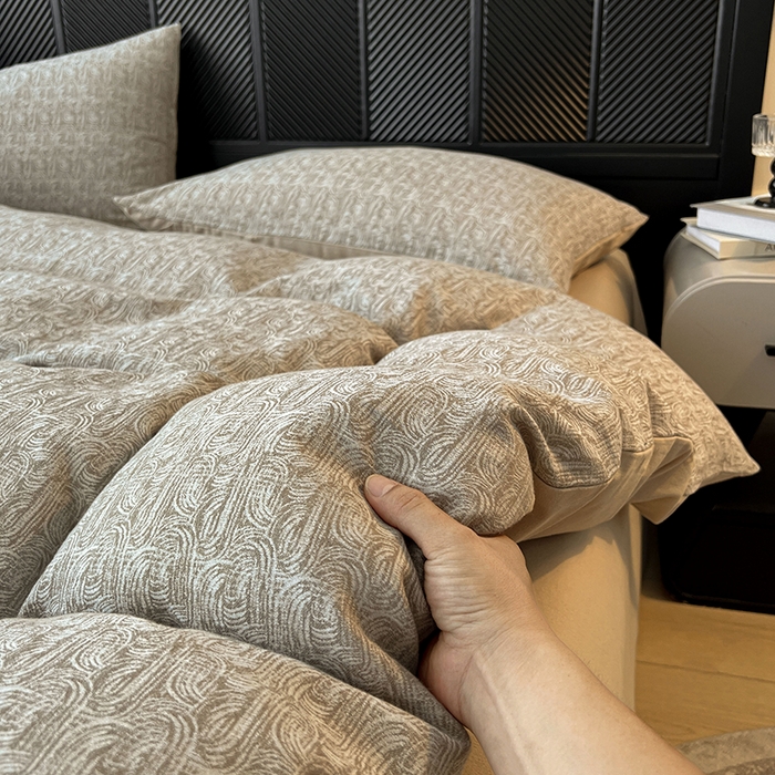 91家纺网 家纺一手货源 找家纺 莱茵家居 2025新款A类简约60S色织提花磨毛四件套 辞花-暖卡其