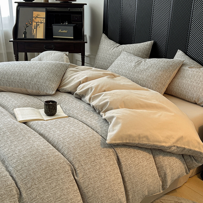 91家纺网 家纺一手货源 找家纺 莱茵家居 2025新款A类简约60S色织提花磨毛四件套 辞花-暖卡其