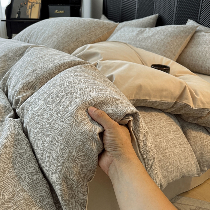 91家纺网 家纺一手货源 找家纺 莱茵家居 2025新款A类简约60S色织提花磨毛四件套 辞花-暖卡其