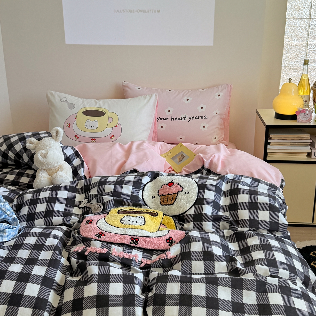 91家纺网 家纺一手货源 找家纺 美乐迪家纺 2025新款全棉毛巾绣绣花四件套 格子咖啡屋