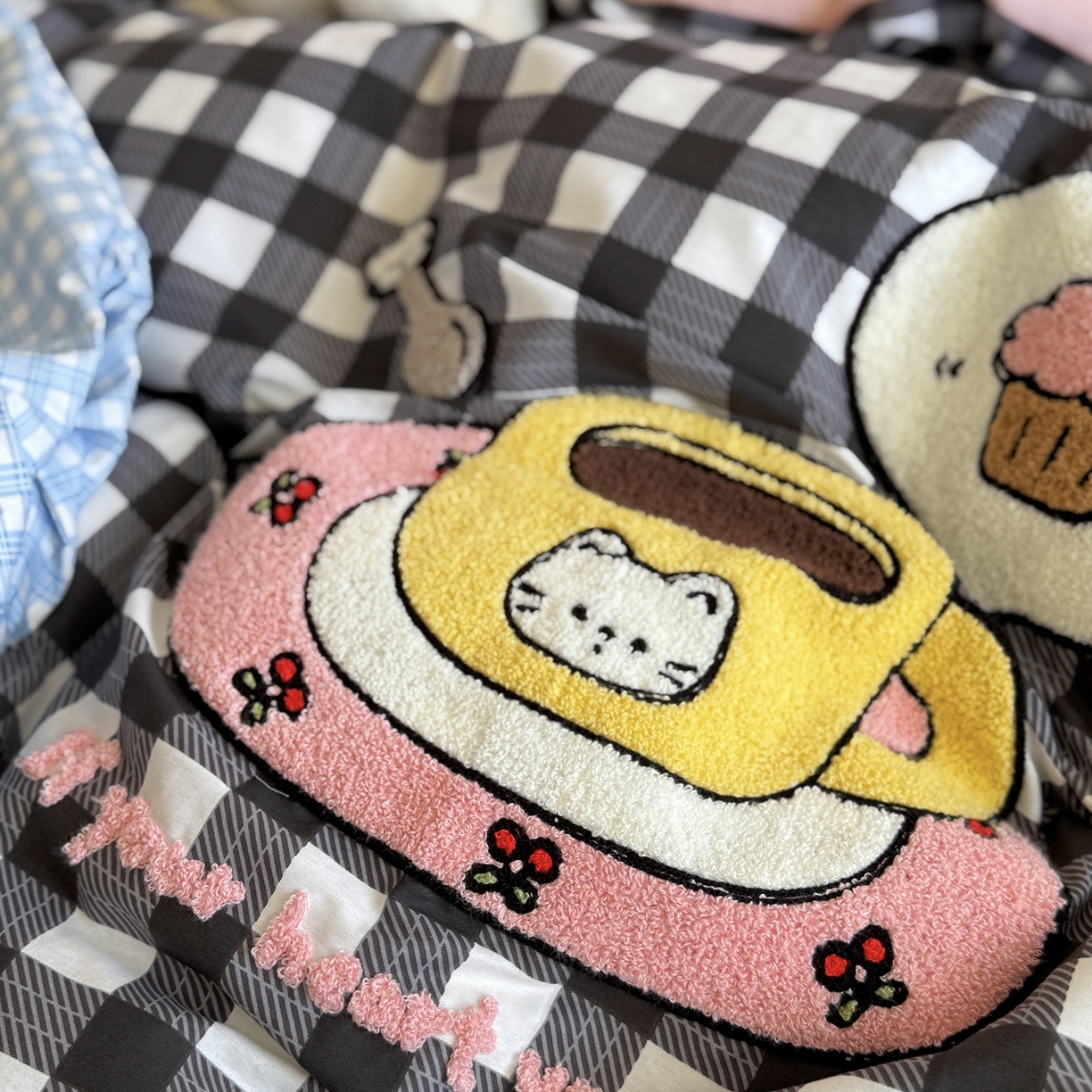 91家纺网 家纺一手货源 找家纺 美乐迪家纺 2025新款全棉毛巾绣绣花四件套 格子咖啡屋