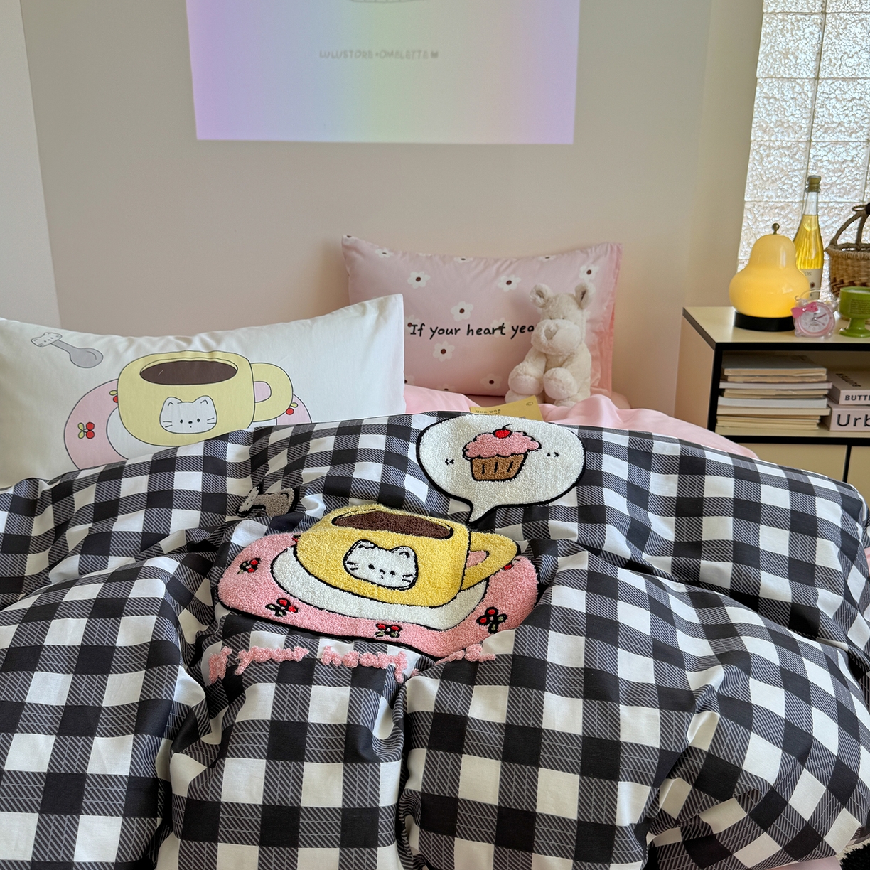 91家纺网 家纺一手货源 找家纺 美乐迪家纺 2025新款全棉毛巾绣绣花四件套 格子咖啡屋