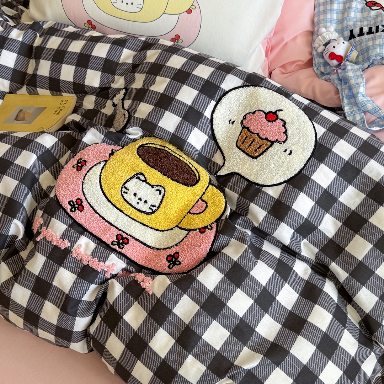 91家纺网 家纺一手货源 找家纺 美乐迪家纺 2025新款全棉毛巾绣绣花四件套 格子咖啡屋