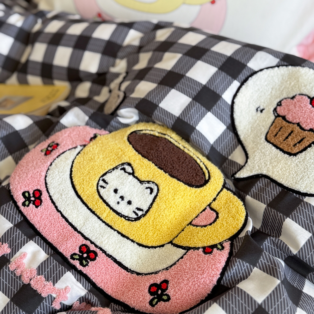 91家纺网 家纺一手货源 找家纺 美乐迪家纺 2025新款全棉毛巾绣绣花四件套 格子咖啡屋