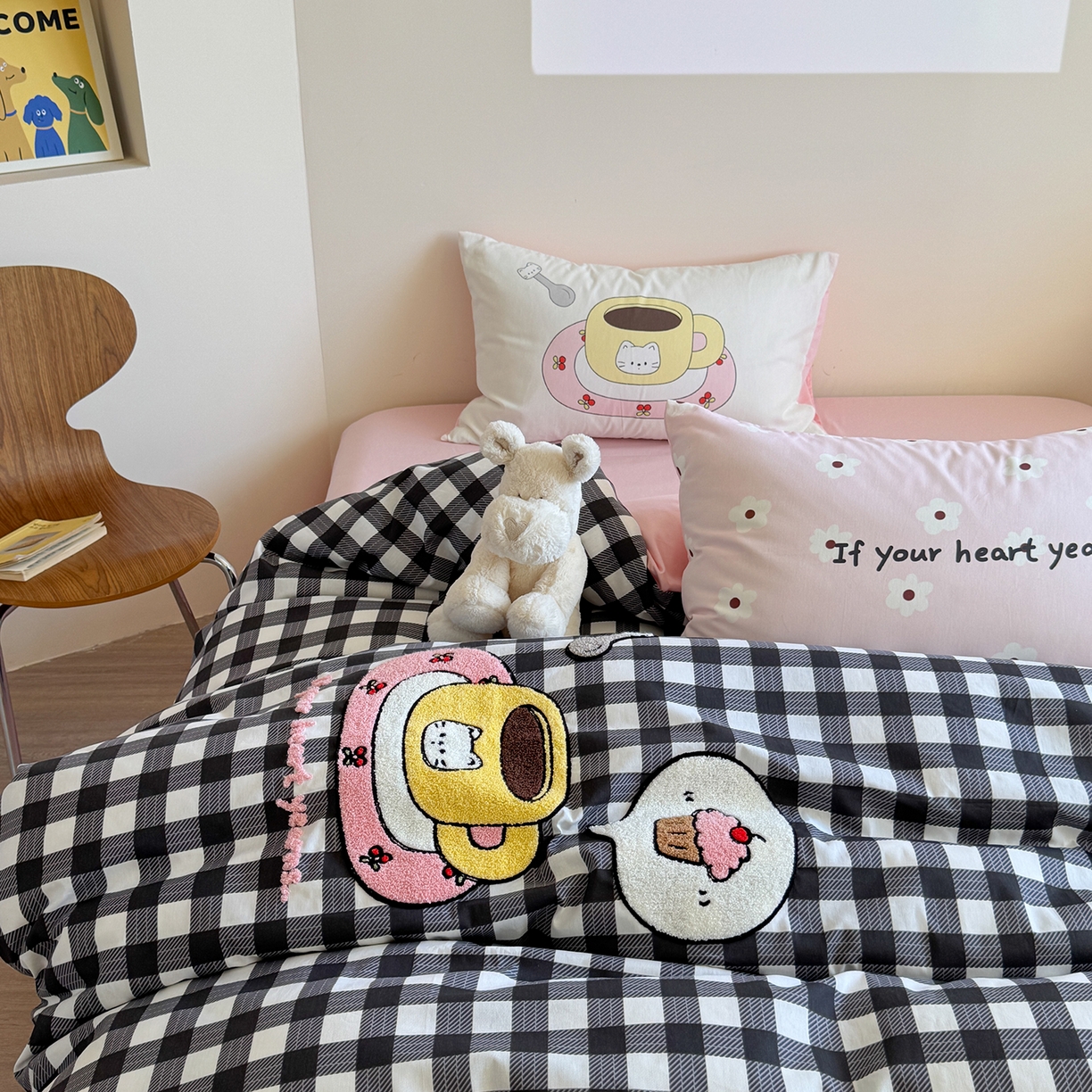 91家纺网 家纺一手货源 找家纺 美乐迪家纺 2025新款全棉毛巾绣绣花四件套 格子咖啡屋